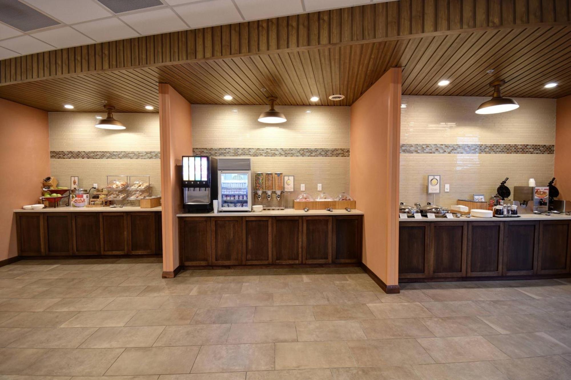 Fairfield & By Marriott Milwaukee North Hotel 3*
